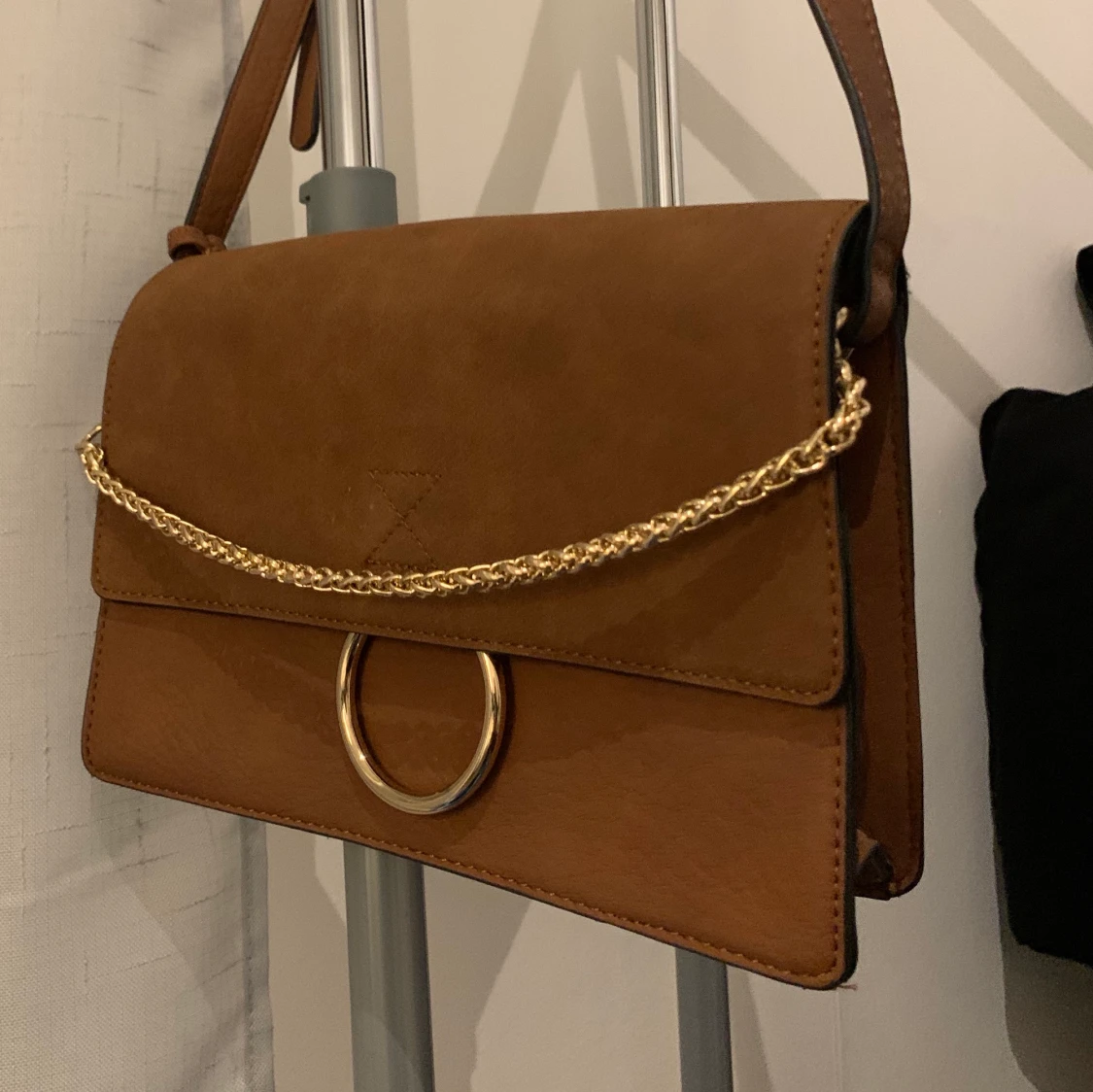 Brun mockaväska med gulddetaljer  - 90