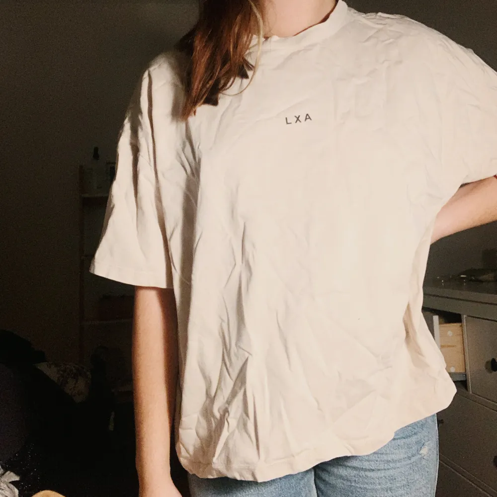 Beige T-shirt från LXA (Linn Ahlborgs kollektion), i storlek M. jag är 170cm och väger 64kg och den sitter pösigt och är lagom lång (enligt mig) . T-shirts.