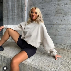 Beige LXA Sweatshirt  - Denna tröjan har verkligen den snyggaste beige färgen man kan hitta. Går att styla med allt möjligt och att bara slänga på den som en mys tröja. Jag har storlek S på tröjan men den passar absolut mindre och storlekar större då den är pösig. Säljer då jag använt den någongång men tyvärr inte mer än så och behöver vara hos någon som skulle använt mer. Verkar vara slutsåld på hemsidan också 💖 nypris:599 säljer för: 400 ink frakt 