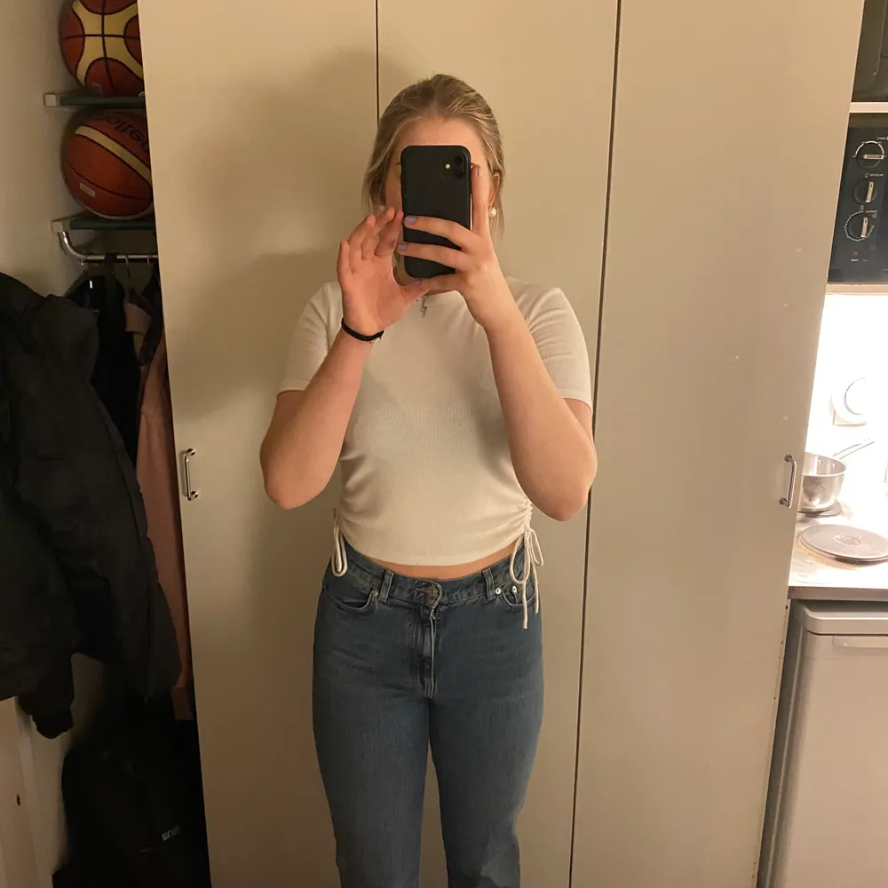 Jättefina jeans i rak modell, storlek 38. Sparsamt använda, säljer p.g.a för småa. Modellen är 180 cm. Lägg ett bud i kommentarerna vid intresse.. Jeans & Byxor.