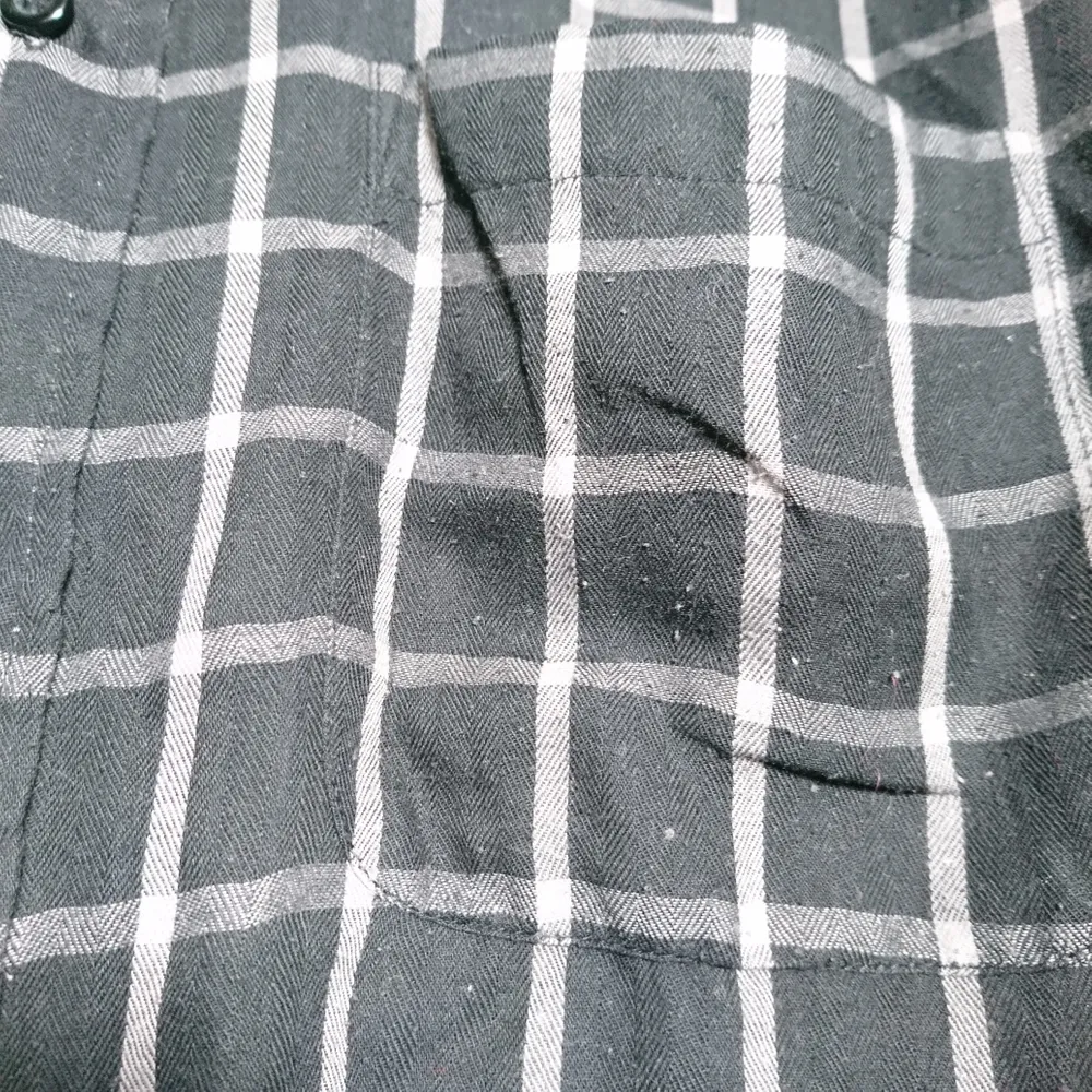 Svart och grå rutig skjorta i mjukt material. Funkar toppen som oversize! Några noppror på något ställe, se sista bilden, men inget som stör🌼. Skjortor.