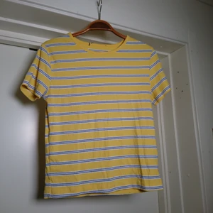 Tight topp - Kort randig topp! Några noppror där nere som syns på andra bilden, men det är verkligen inget som stör. Står ingen storlek i den men uppskattar till M🌻