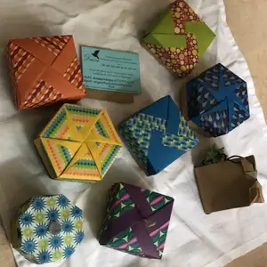 Fina handverk origami askar , passar mycket bra till presenter 🎁, fyrkantiga , hexagonalt , eller som påsar. 