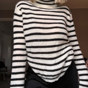 RANDIG POLOTRÖJA  - Randig polotröja från Bikbok strl S!! Säljer på grund av att den tyvärr inte kommer till användning längre men supersnygg!!! Köpt för 199kr. Kan mötas upp men annars står köparen för frakt 🖤🤍