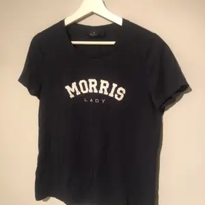 En snygg Morris Lady T-shirt i färgen marinblått och storleken S. Aldrig andvänd så i väldigt bra skick. Kontakta för mer information.