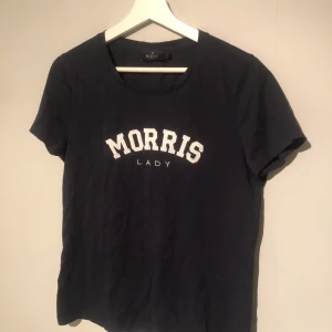 Morris Lady T-shirt  - En snygg Morris Lady T-shirt i färgen marinblått och storleken S. Aldrig andvänd så i väldigt bra skick. Kontakta för mer information.