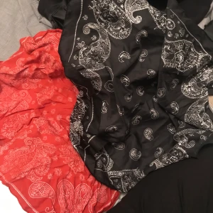 Två scarfs för 40!!!! - Två från Zara men klippt bort tvättråden. Brukade ha dessa som bild två en period. Ca 60 x 60cm.