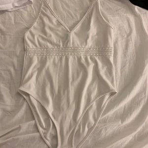 Body  - Jättefin body från H&M som ej kommer till användning längre. Använd fåtal gånger. Jättefint skick. Storlek M men passa S