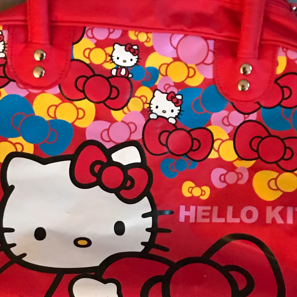 Hello Kitty väska köpt second hand, jättegullig men kommer ej till använding. Väskor.