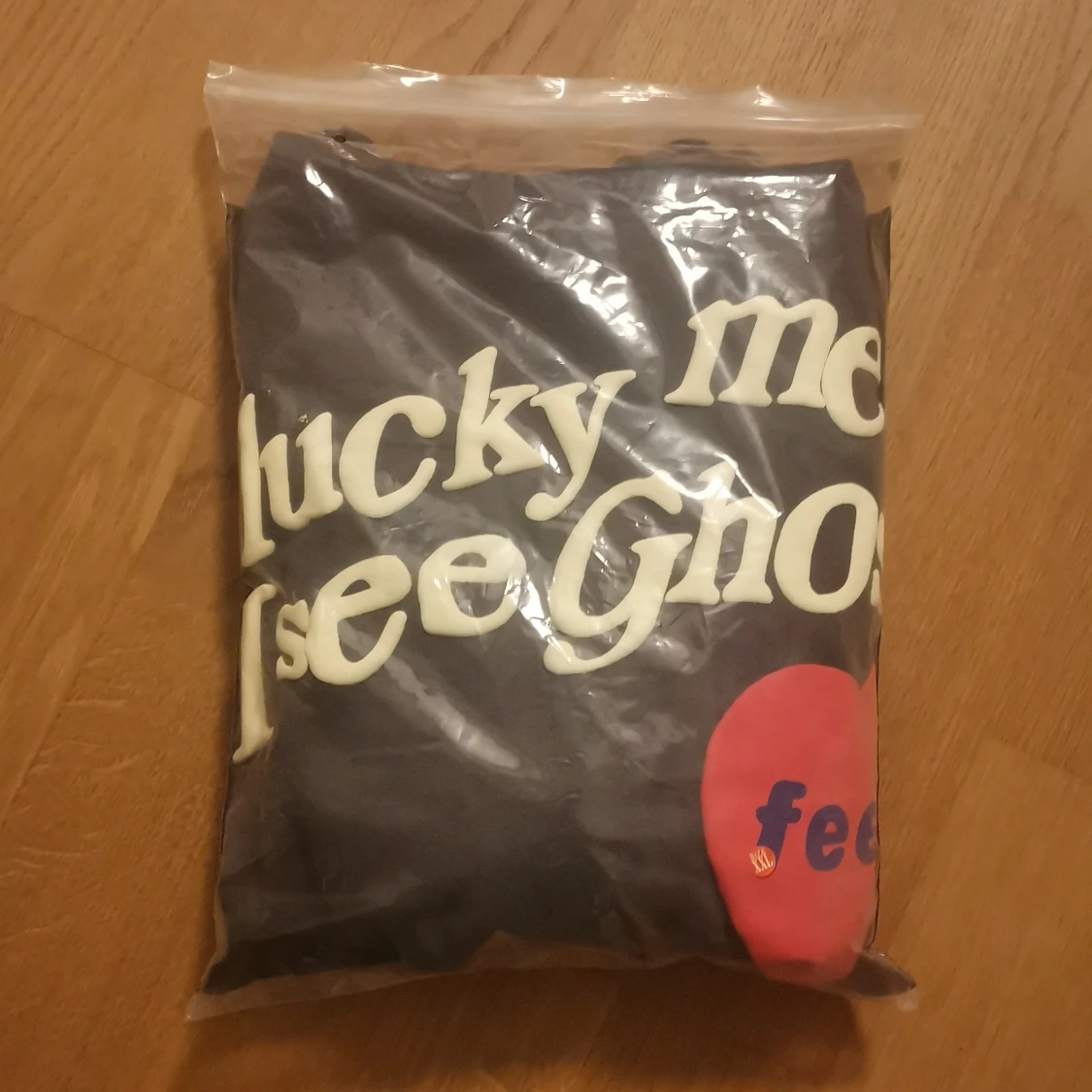 Säljer denna populära hoodie. Den är i helt nytt skick i strl xxl men sitter mer som en L-XL. Först till kvarn, ingen budgivning. Säljer den för  - 91