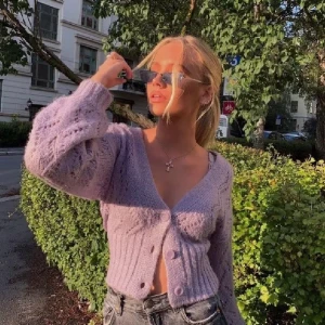 Stickad tröja - Säljer denna supertrendiga kofta från Lindex.✨Superfint skick och knappt använd. Buda i kommentarerna om flera är intresserade!💖 Lägger upp igen då oseriös köpare vann budgivningen! Kom gärna med bud för att köpa direkt