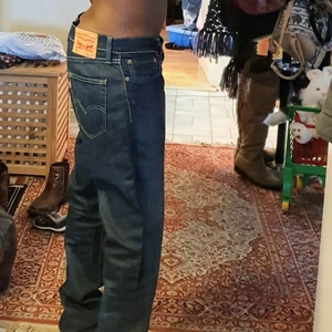 Levi Strauss unisex buggy jeans  - Säljer min Levi  Strauss 511  boy girl jeans som fungerar jätte bra som buggy. Den är ny och användade bara en gång. Säljer den eftersom den är stor på mig och ny pris 1599 .Passar stk 32_34. 550 inklu  frakt  