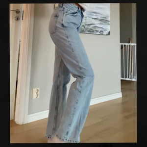 Weekday rowe extra High straight jeans - Sprillans nya jeans från weekday som tyvärr aldrig kommit till användning hos mig. Nypris: 500kr.        Högsta bud 310, säljer direkt för 350 
