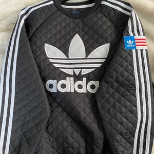 Adidas sweatshirt - En sweatshirt från Adidas kollektion med Rita Ora, kan även funka som ”jacka” med tanke på materialet. Storlek S men stor i storlek så snarare som en medium. Aldrig använd!