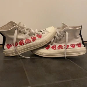 Comme des garcons converse - Säljer nu mina älskade cdg converse, då jag har ett par låga par och använder dem mer, skorna är äkta har tyvärr ingen box eller kvitto, skorna har sina defekter. Är där fler som är intresserade leder det till bud !!HÖGSTA BUD 400KR!!