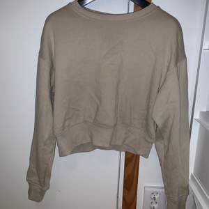 Snygg beige sweatshirt från monki i strl xs, lite kortare i modellen men det är inte en croppad modell💘 pris:80kr+frakt
