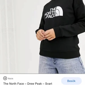 Svart sweatshirt  - Sweatshirten är i storlek XS och sitter väldigt bra. Den är helt oanvänd och även slutsåld. Köparen står för frakten💕