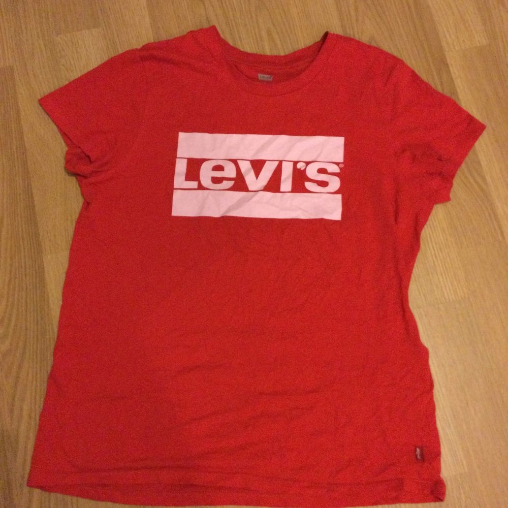 Fin Levis tröja andvänd ändats 1 gång❤️ otroligt bra kvalitet och inga täcken på andvändning. Fick i julklapp men inte min stil. T-shirts.
