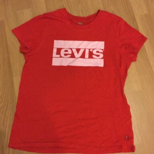 Levis T-shirt - Fin Levis tröja andvänd ändats 1 gång❤️ otroligt bra kvalitet och inga täcken på andvändning. Fick i julklapp men inte min stil