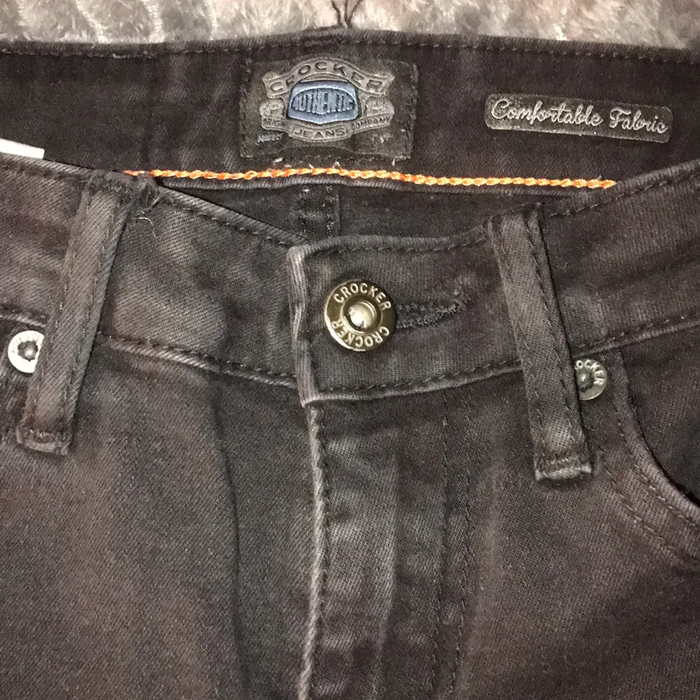 Svarta low waisted super slim jeans från Crocker, Waist: 27 length: 30. Jeans & Byxor.