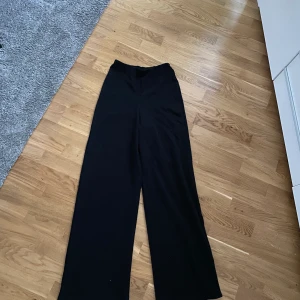 Boohoo svarta byxor  - Stretch, lösa byxor 