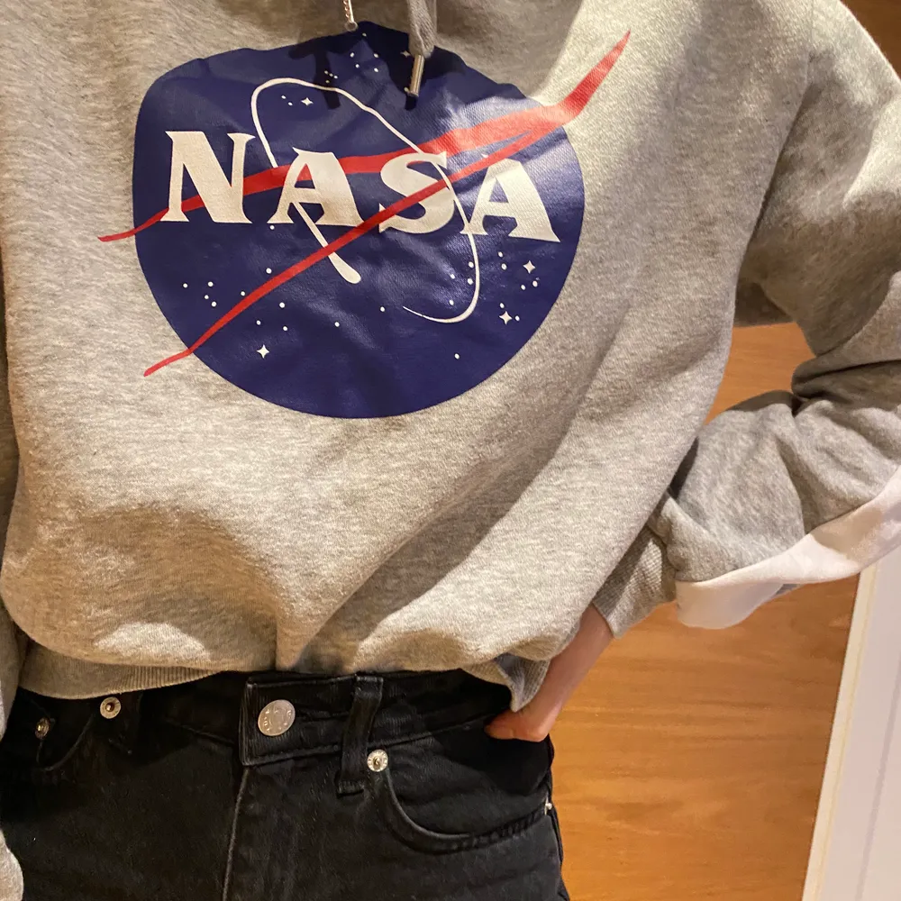 superskön hoodie med NASA tryck🤩💥 . Hoodies.