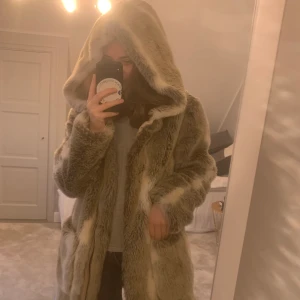 Gosig Vinterjacka - Sjukt mysig och stor vinter jacka från Mango! Den är så mjuk och najs på kalla vinterdagar🙌🏼🙌🏼 storlek M men passar allt från XS - M🙏🏼 Mycket bra kvalite❤️