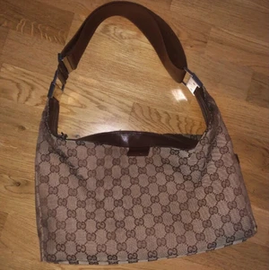 Äkta Gucci vintage väska  - Gucci vintage väska som ej tillverkas längre eller säljs i butik. Väldigt unik och fin, har dock ej haft användning till väskan på senaste tid.               Insidan på väskan är helt felfri och luktar ingenting!                     Men den har använts och är i okej skick. 