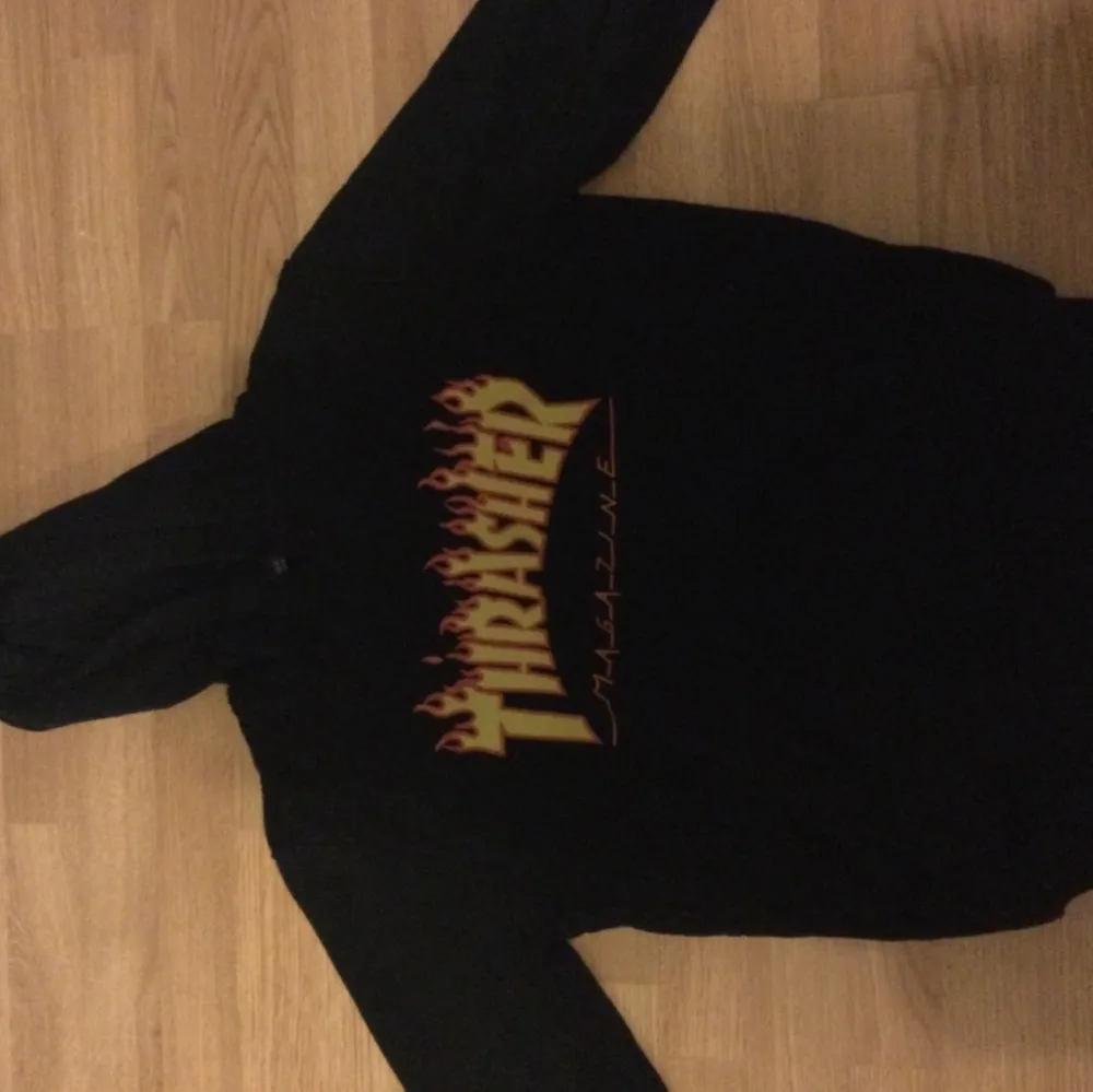 Trasher hoodie bra kvalitet andvänd få gånger. Buda för pris.. Hoodies.