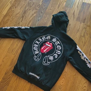 Chromehearts - En chrome hearts x rolling stones hoodie från 2002. Size L men passar snarare S-M. Tröjan är nästan 20 år gammal, så den har några tecken på åldern. Tar bud och är även öppen för byten.