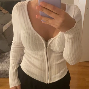 Tröja med blixtlås - Säljer denna trendiga tröjan med blixtlås. Den är lång i ärmarna vilket är jättemysigt! Den är knappt använd så det finns inga spår av användning på den! Den är i storlek Xs men är väldigt stretchig så passar även större! 