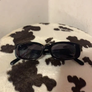  fyrkantiga solglasögon från bikbok - Dom här svarta glasögonen från bikbok köpte jag för några månader sedan och har aldrig nästan använt. glasögonen har inga fläckar eller sprickor.🦋