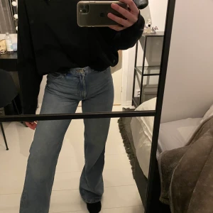 Wide leg jeans  - Säljer mina populära monki jeans. Använda ett fåtal gånger men ser nya ut. Världens skönaste och snyggaste modell enligt mig (har alla färger)  Orginalpris för 499:)