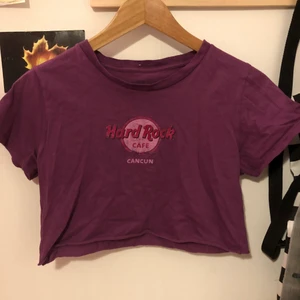 Y2k t shirt - Y2k hard rock café tröja i mörklila och rosa. thriftad och använd av mig.Croppad av mig.