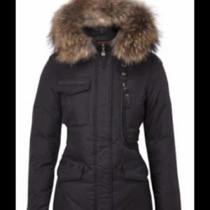 Hollies jacka - Köpte förra året för 4500kr men säljer för 1800. Det är äkta päls. Skriv om du vill ha bild med jackan på!!