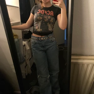 T shirt  - Superfrän “skinny fit” tisha, med AC/DC motiv på.