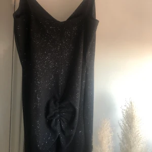 Glitter klänning från NLY - Klänning med en slit där fram. Bara använd 1 gång, nyår förra året . Därav sparsamt skick.