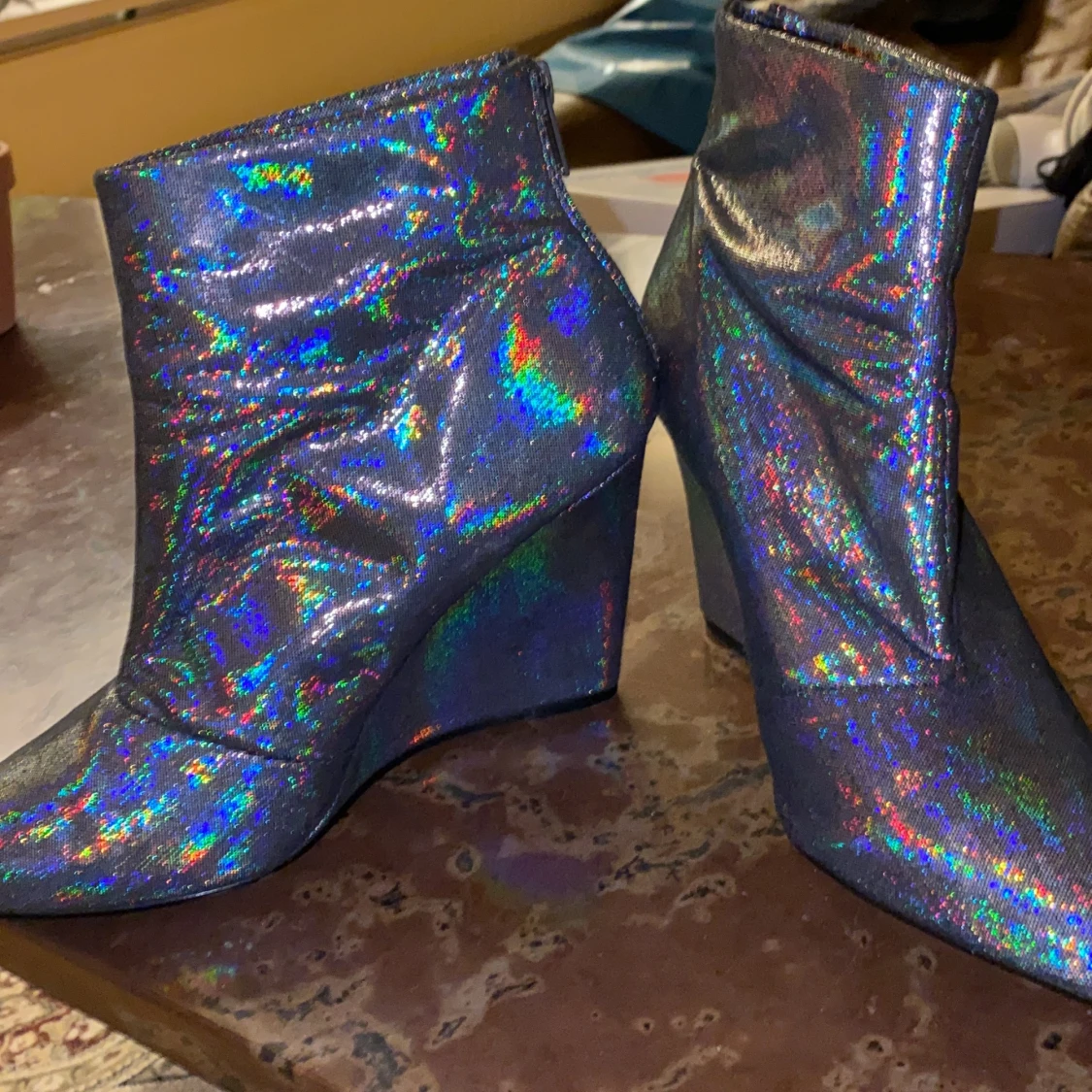 Glittriga högklackade skor - 91