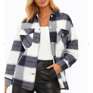 Skjortjacka från Chiquelle - Säljer en jättefin helt ny skjortjacka från chiquelle i storlek 36, tyckte inte färgen passade mig så kollar om nån vill köpa den.✨ Nypris 699kr, säljer för 500kr + frakt, betalas med Swish och köparen står för frakt. 💗