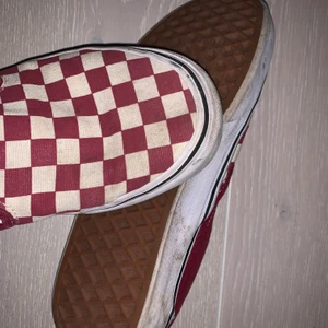Vans skor - Röd rutiga vans skor, slip on. Dom är använda vilket oxå syns men går nog att tvätta dom en del, säljer billigt just därför att de är använda! Gillar dessa extremt mkt då de inte är så basic! Pris osv kan alltid diskuteras, buda i komentarerna eller hör av er privat