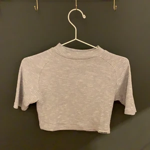 Gymshark topp - Säljer min gymshark gråa topp i storleken S! Jätte snygg på och skön att träna i. Dok har den bara kommit till användning 2 gånger sedan jag köpte den.