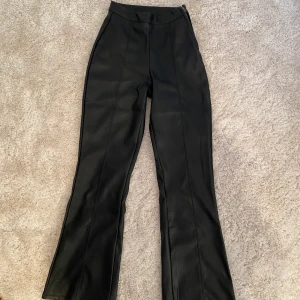 Skinnbyxor - Säljer mina skit snygga skinnbyxor ifrån Gina tricot då jag har flera💞Använda max 2 gånger.