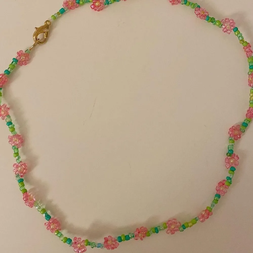 Fint grönt halsband med rosa blommor✨(frakt ingår i priset)✨. Accessoarer.