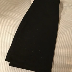 Kjol från monki - Jättefin glittrig kjol från monki som tyvärr är för stor för mig. Aldrig andvänd med prislapp kvar och allt. 