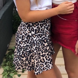 Leopardkjol!! - Säljer denna fina kjol som jag älskat men nu vuxit ur. Inget synligt slitage! 