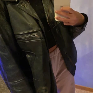 Vintage skinnjacka!  - Vintage svart skinnjacka! Vet inte vilket märke och storlek men snygg oversized. Tror den ska passa från M-XL. Budgivning vid flera intresserade ❤️ Tillkommer frakt!! 