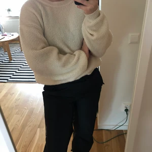 Vit stickad tröja - Gräddvit stickad tröja i storlek S. Märke: Chiquelle. Bra skick! Swish finns.