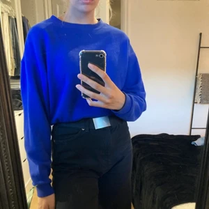 Blå cropped collegetröja💙 - Säljer denna fina och sköna collegetröja ifrån H&M. Frakt tillkommer 💕