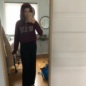 Hollister hoodie - Vinröd hoodie från Hollister!❤️ Mysig med massor av fluff i luvan