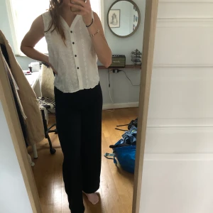 Jättefin blus - Supergulliga vit blus med knappar framtill och små blommor och tryck broderade❤️ nyskick, storlek xs